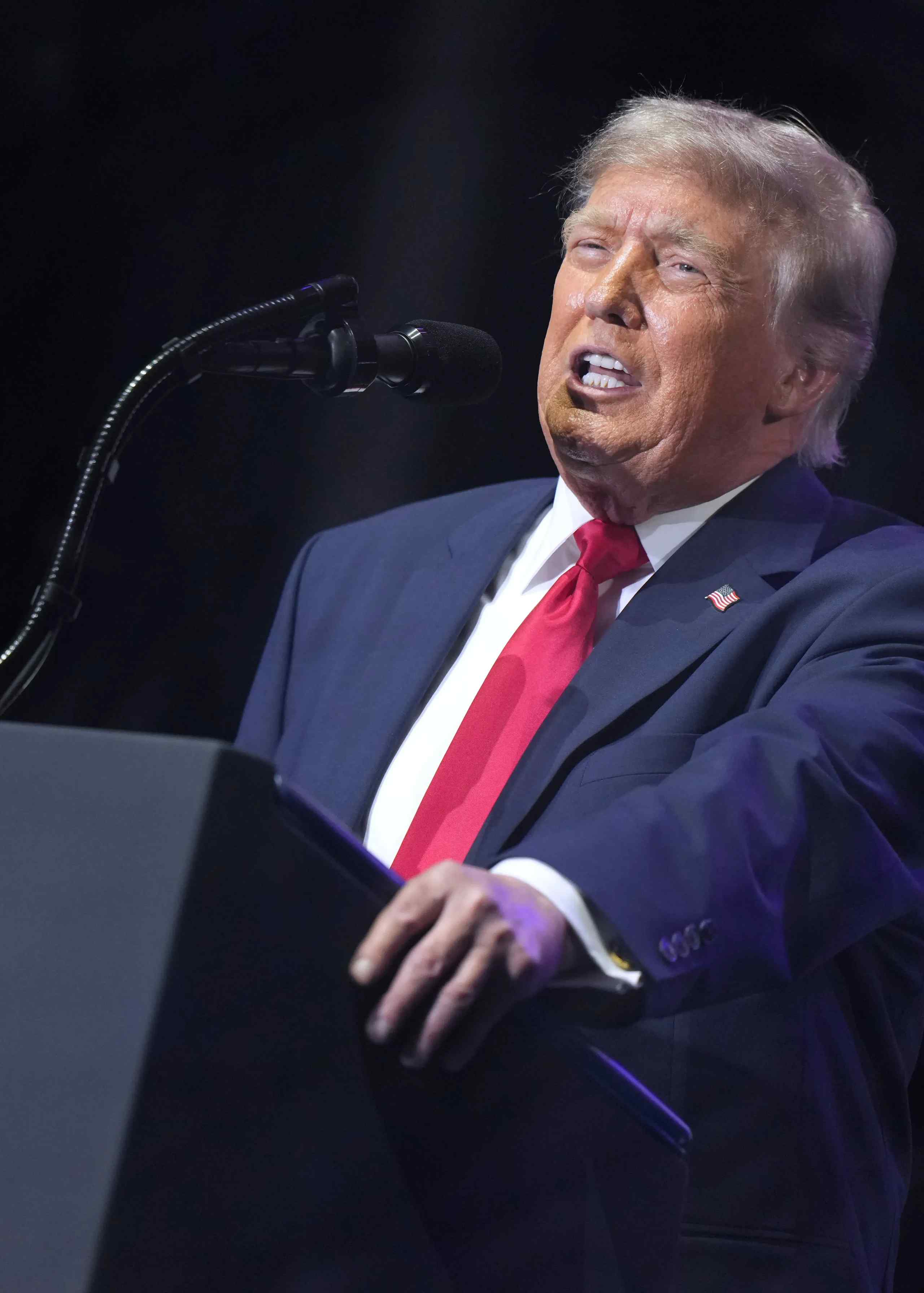 donald trump giving speech