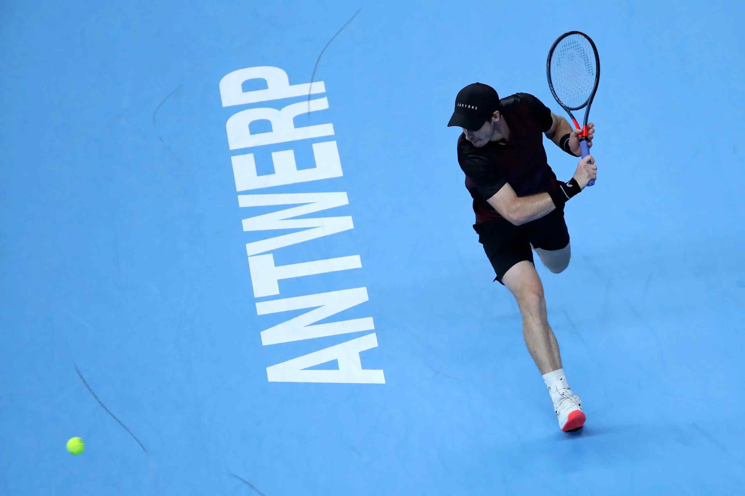 Andy Murray playing tennis