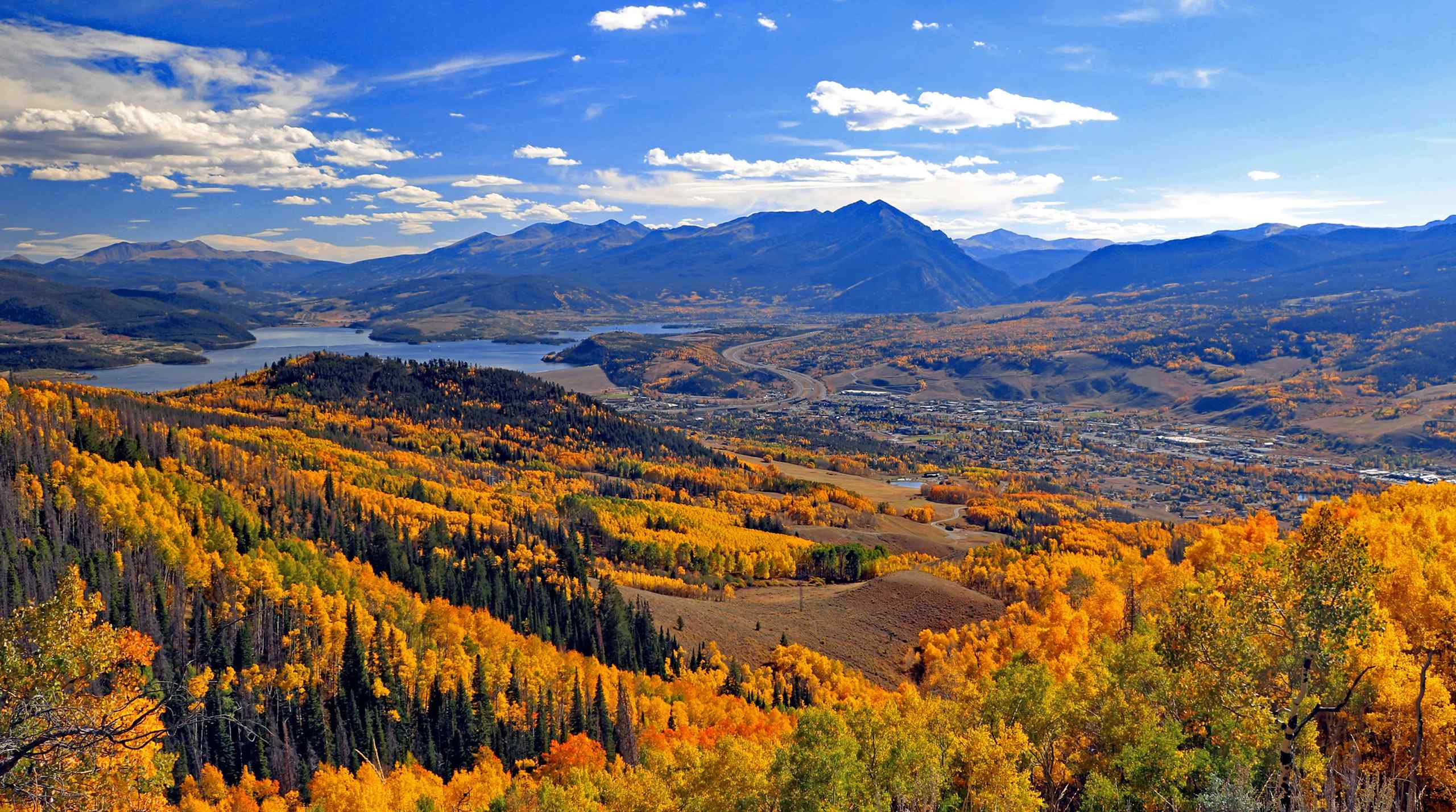 A scenic vista that display bright fall colors on the foliage.