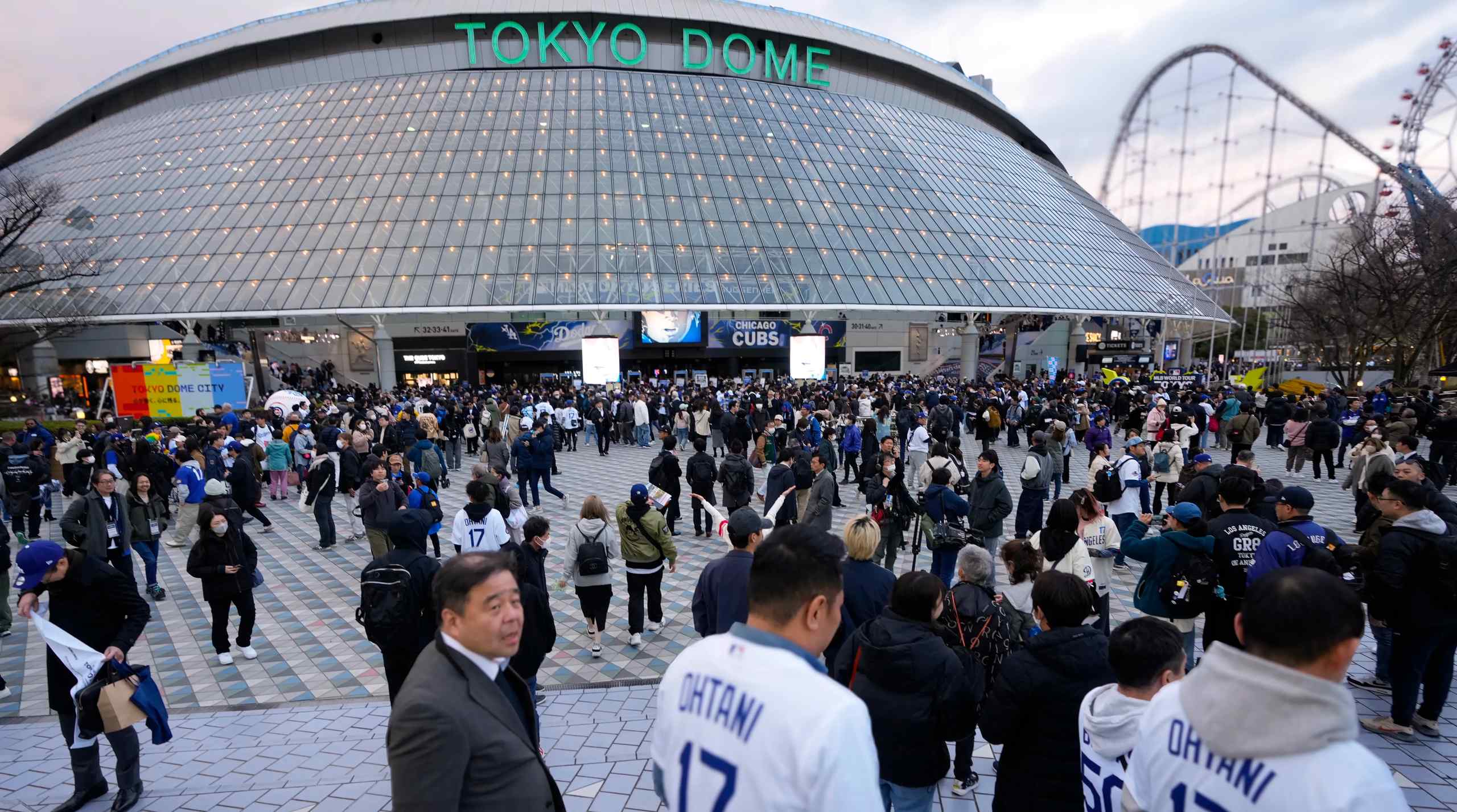 Picture of fans in front of the Tokyo Dome